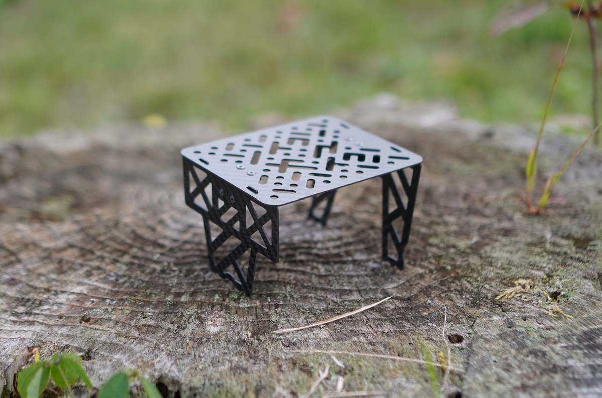 仰天】わずか30g＆組み立て3秒！謎の穴あきテーブルを使ってみたら