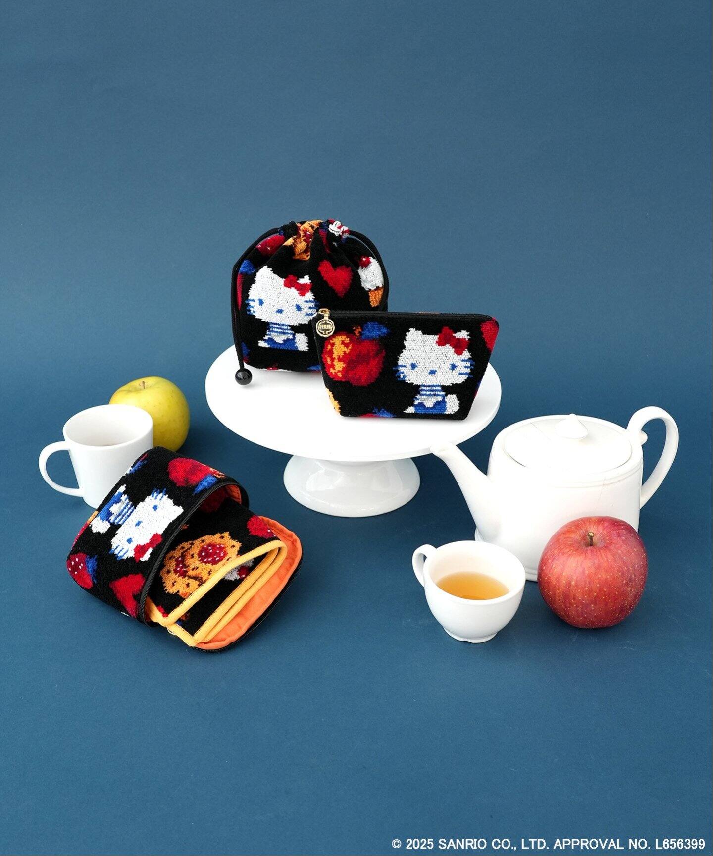 FEILER/フェイラー 別注 DLICIEUX HELLO KITTY 舟形ポーチ（ポーチ