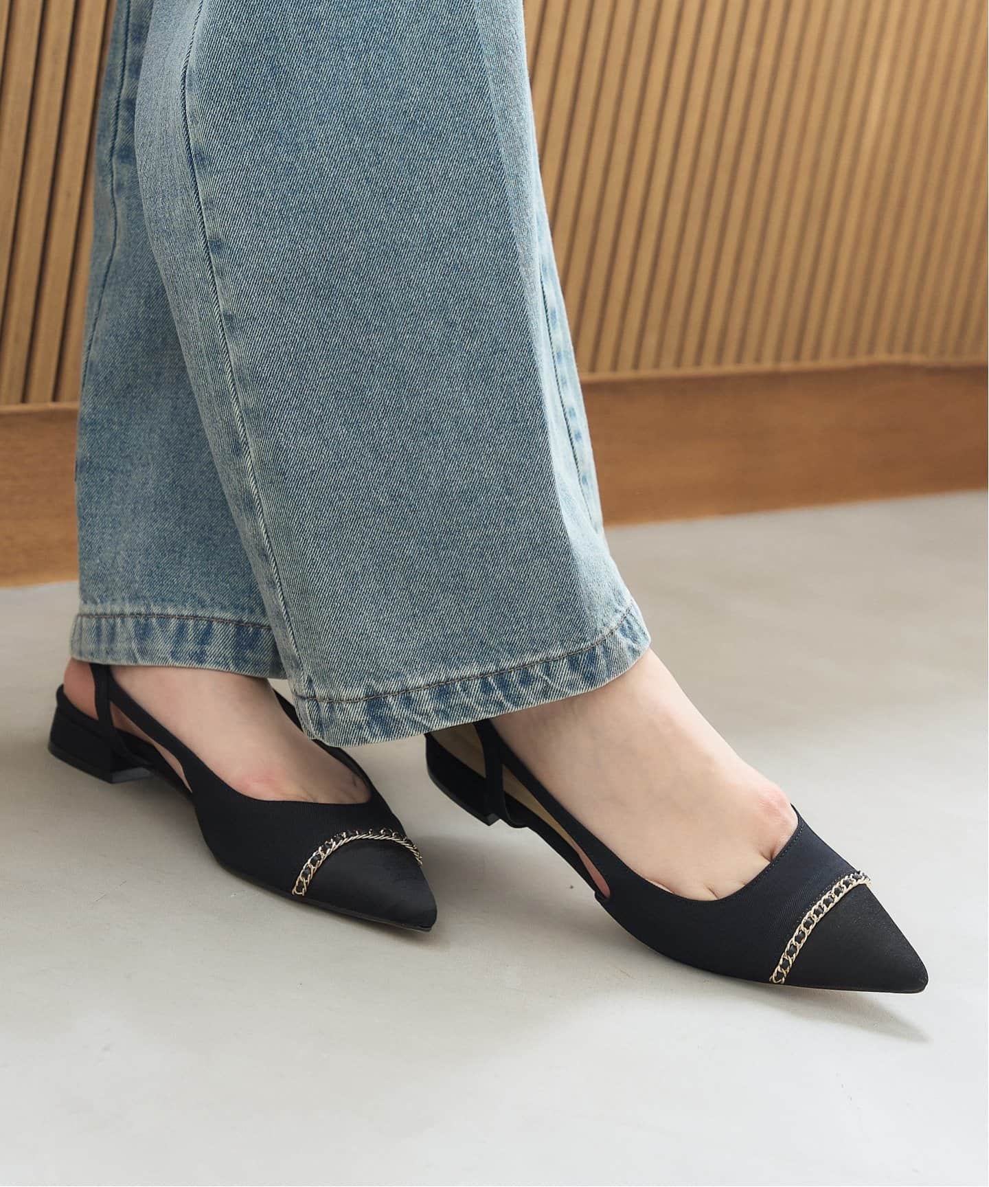 ポインテッドトゥキャップチェーンスリングバック（フラットシューズ