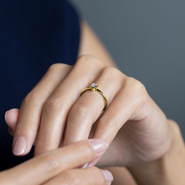 K18YG トランク オーバルカット ベゼル リング 0.3ct｜婚約指輪