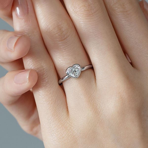 PT950 トランク ハートシェイプ ベゼル リング 0.7ct｜婚約指輪