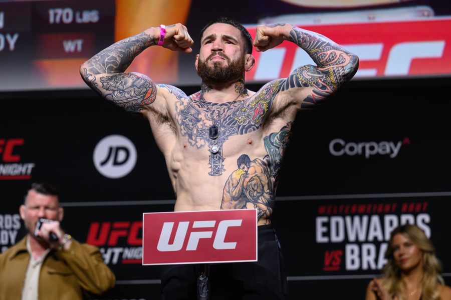 Deadspin | Sean Brady submits former welterweight champion Leon