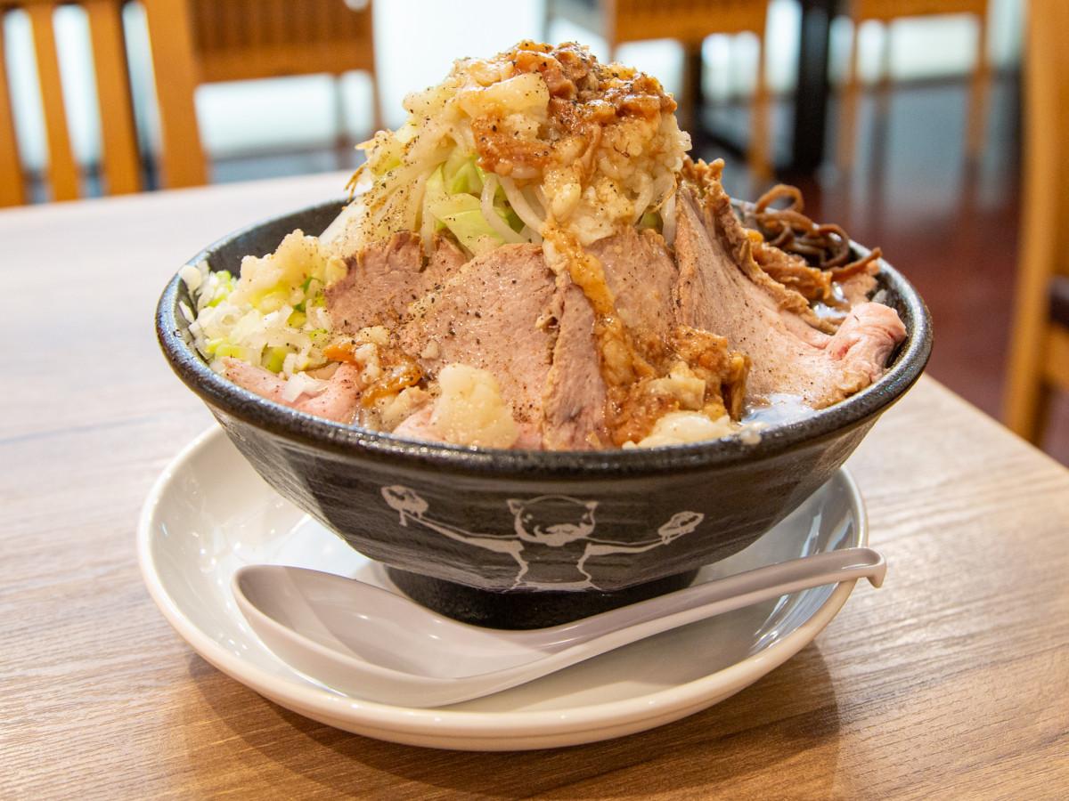 高松シンボルタワーに「北九州ぶた麺」オリーブ豚の「二郎系」ラーメン