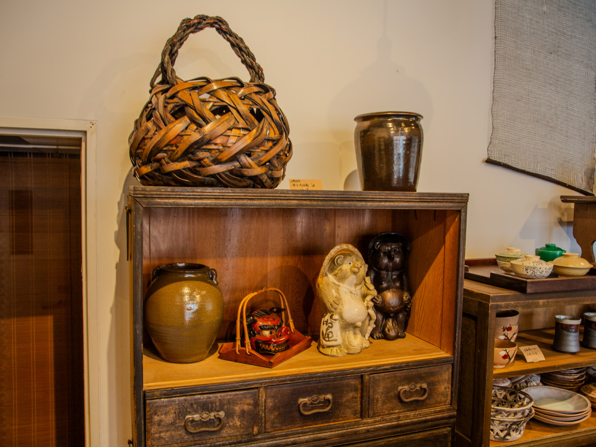 陳列された古物 和家具もディスプレーに使う＝兵庫町商店街に「うつわ