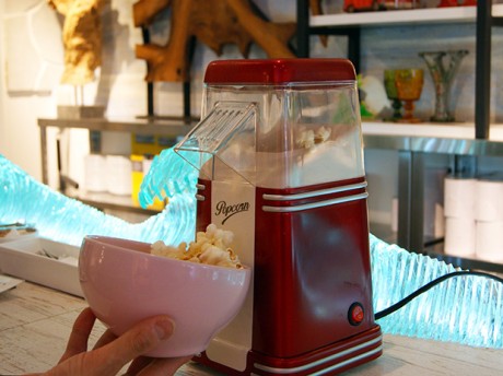 ポップコーンバーカウンターで作るポップコーン - 梅田経済新聞