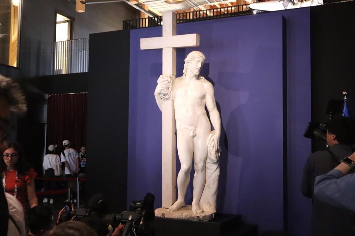 万博・イタリア館にミケランジェロの彫刻「キリストの復活」 閉幕まで
