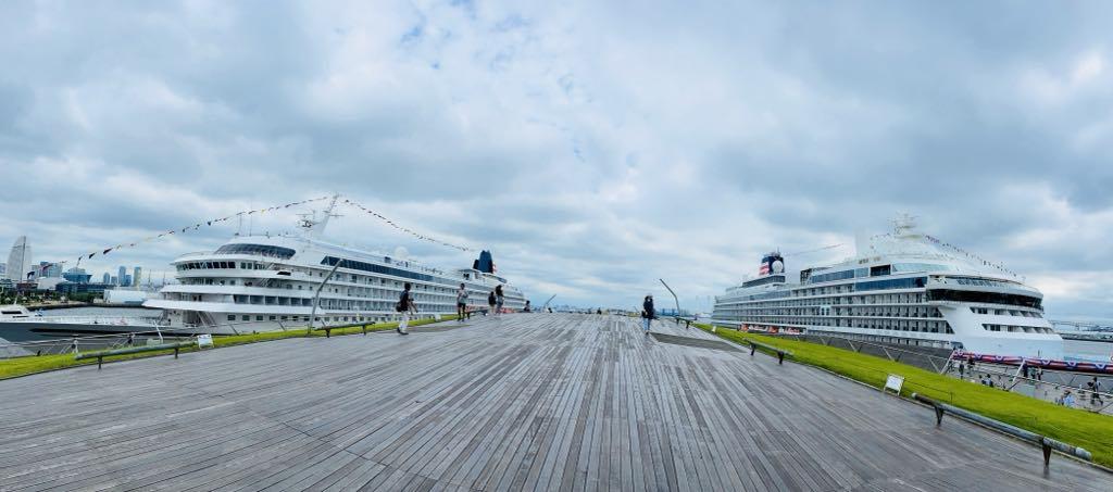 横浜大さん橋に飛鳥IIとIIIが初めて並び、山下公園には氷川丸も
