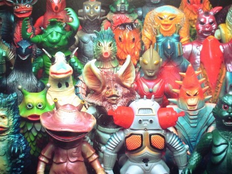 横浜人形の家で「昭和のヒーロー・怪獣おもちゃ展」-2,000点