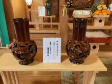 八戸焼2代目窯元の渡辺さん 蕪島神社に兎をかたどった花器を奉納