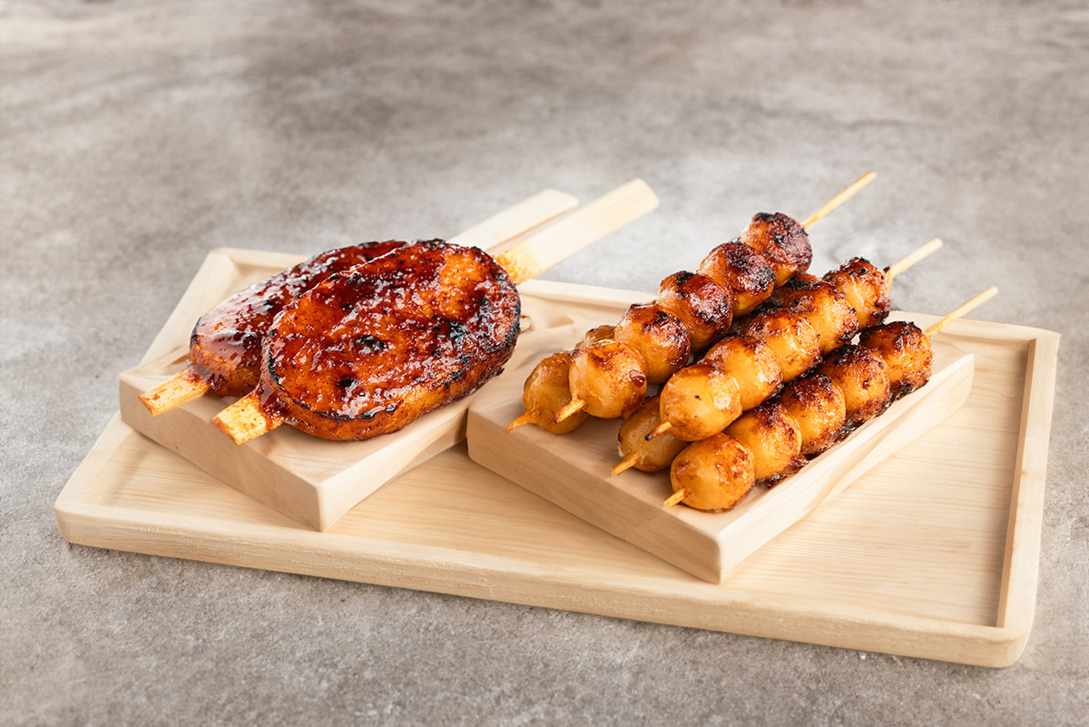 岐阜県「あけぼのや」の「五平餅」（1本400円）と「みたらしだんご