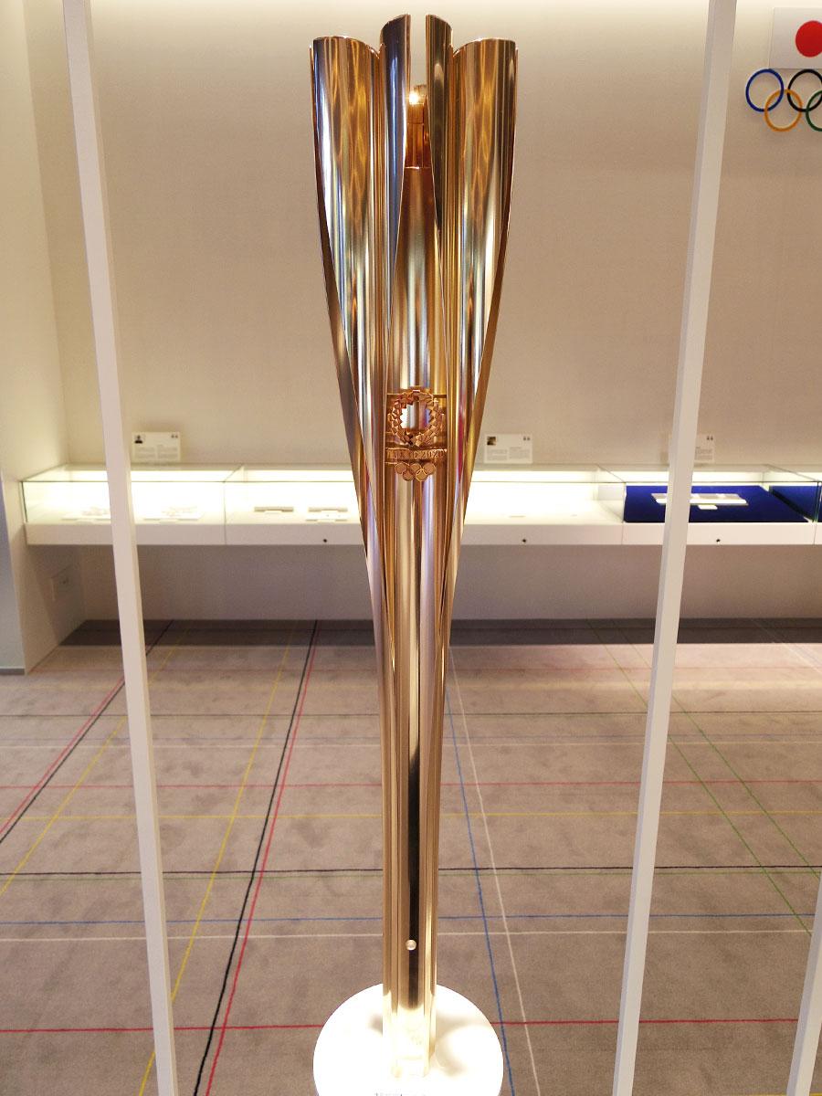 渋谷区役所に東京2020五輪聖火リレートーチ 持って記念撮影も - シブヤ