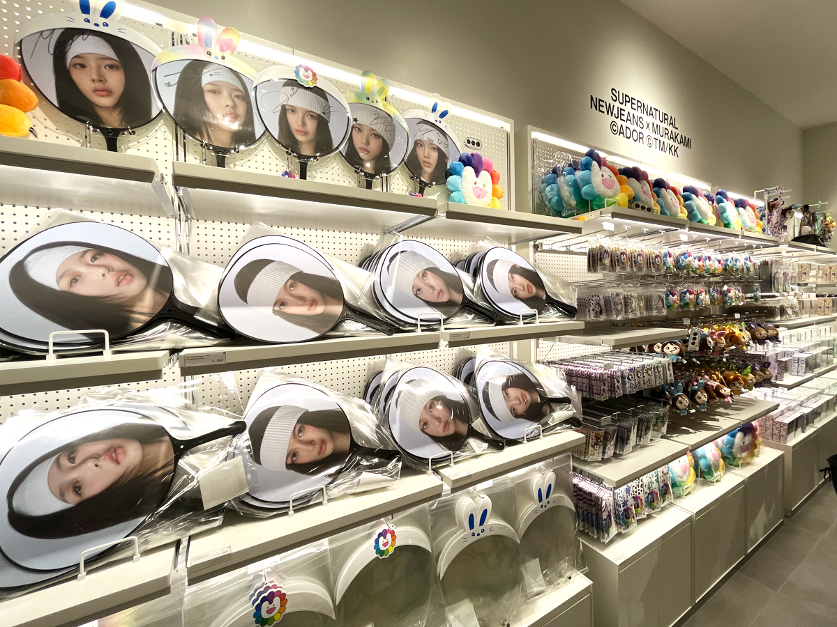 村上隆さんとコラボレーションしたNewJeansの商品＝渋谷に「LINE