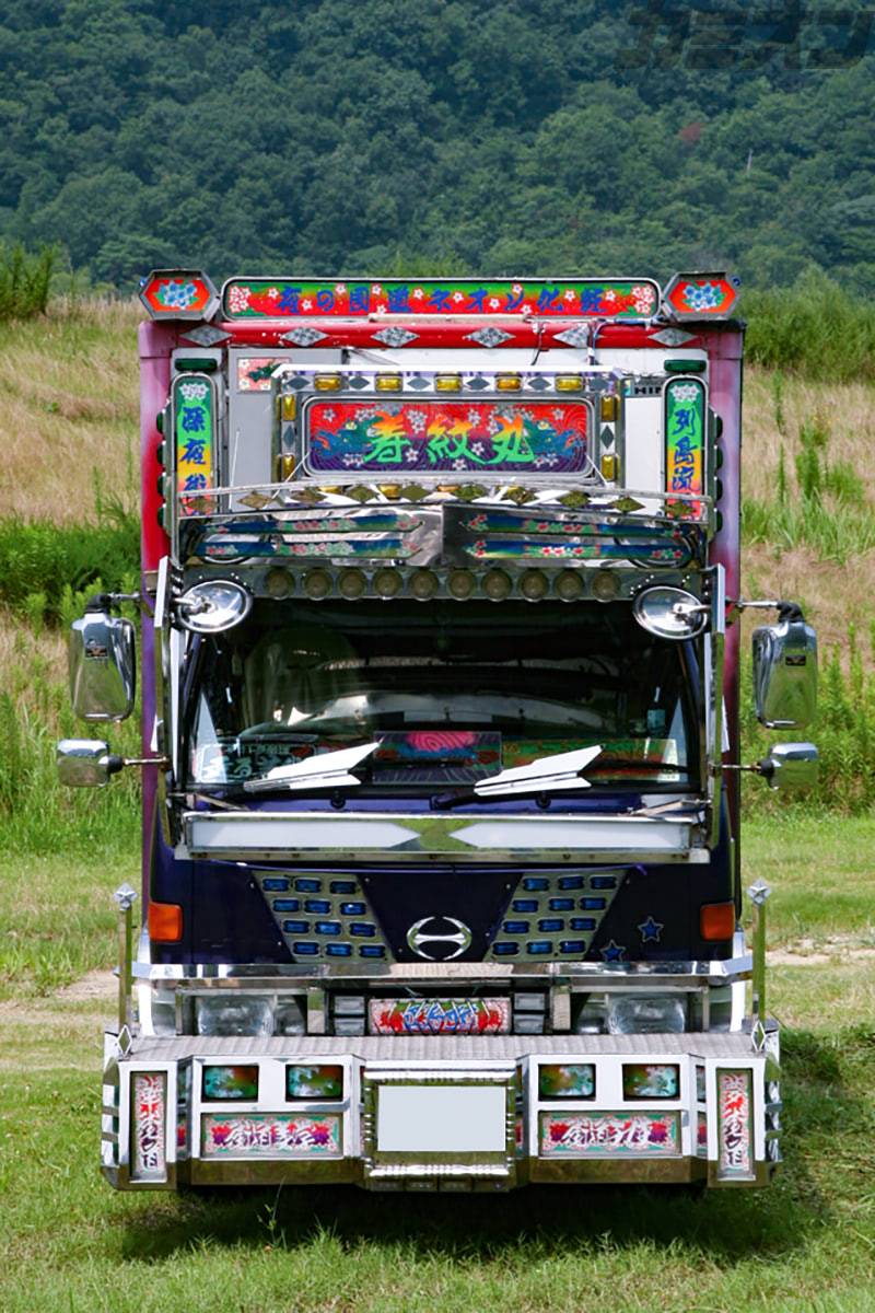 寿紋丸 艦飾アートが魅力の2tデコトラは独創的な飾りとペイントで勝負