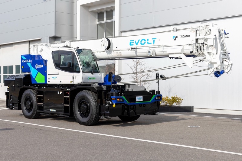 大注目…タダノが投入、世界初25トン吊り電動ラフテレーンクレーンの