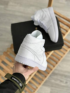 Женские кроссовки Nike Air Jordan 1 Mid Triple White, цена: 2290