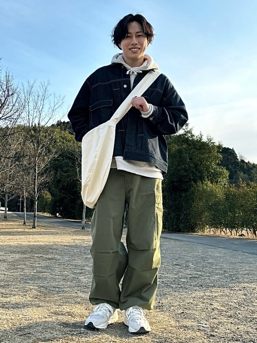 セットアップを使った「カーキパンツ」のメンズ人気ファッション