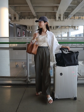 キャップを使った「機内スタイル」のレディース人気ファッション