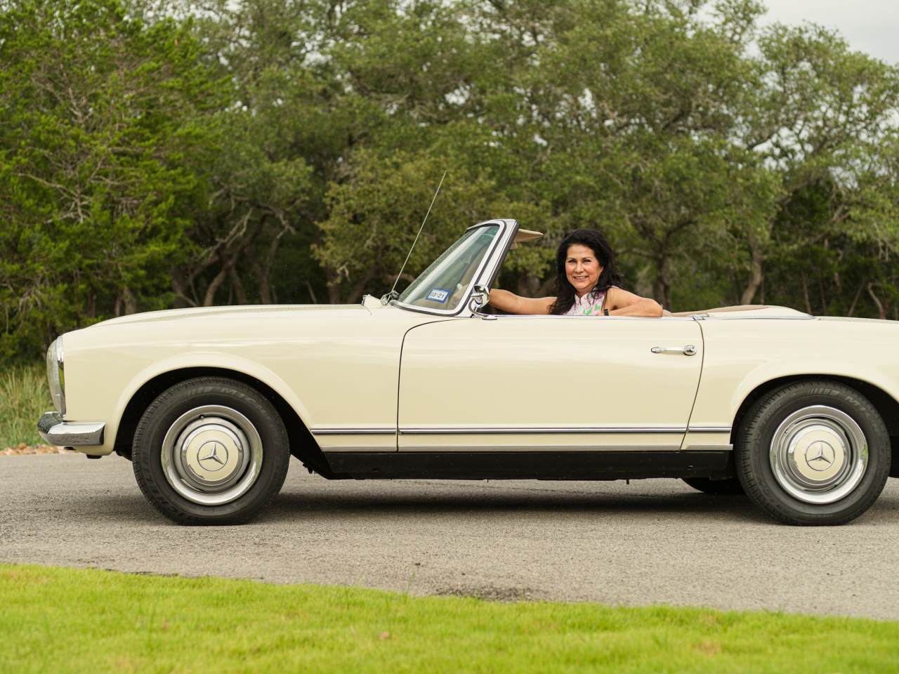 道行く人の注目を集めるコンバーチブル - WSJ