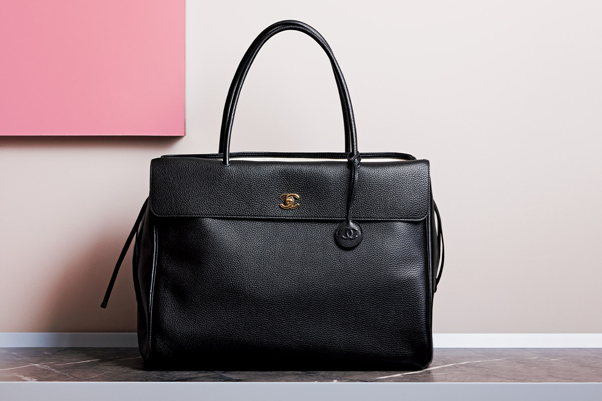 大きめのサイズ感で日常から小旅行まで活躍するシャネルのボストン