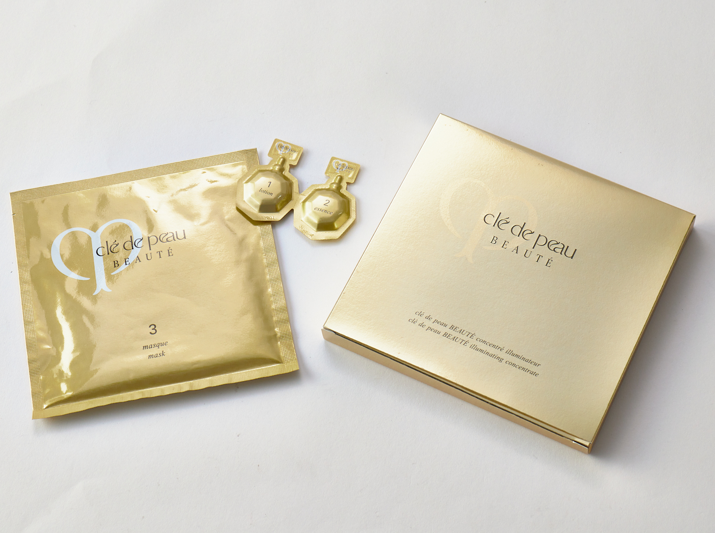 コンサントレイリュミナトゥール | クレ・ド・ポー ボーテのプレゼント