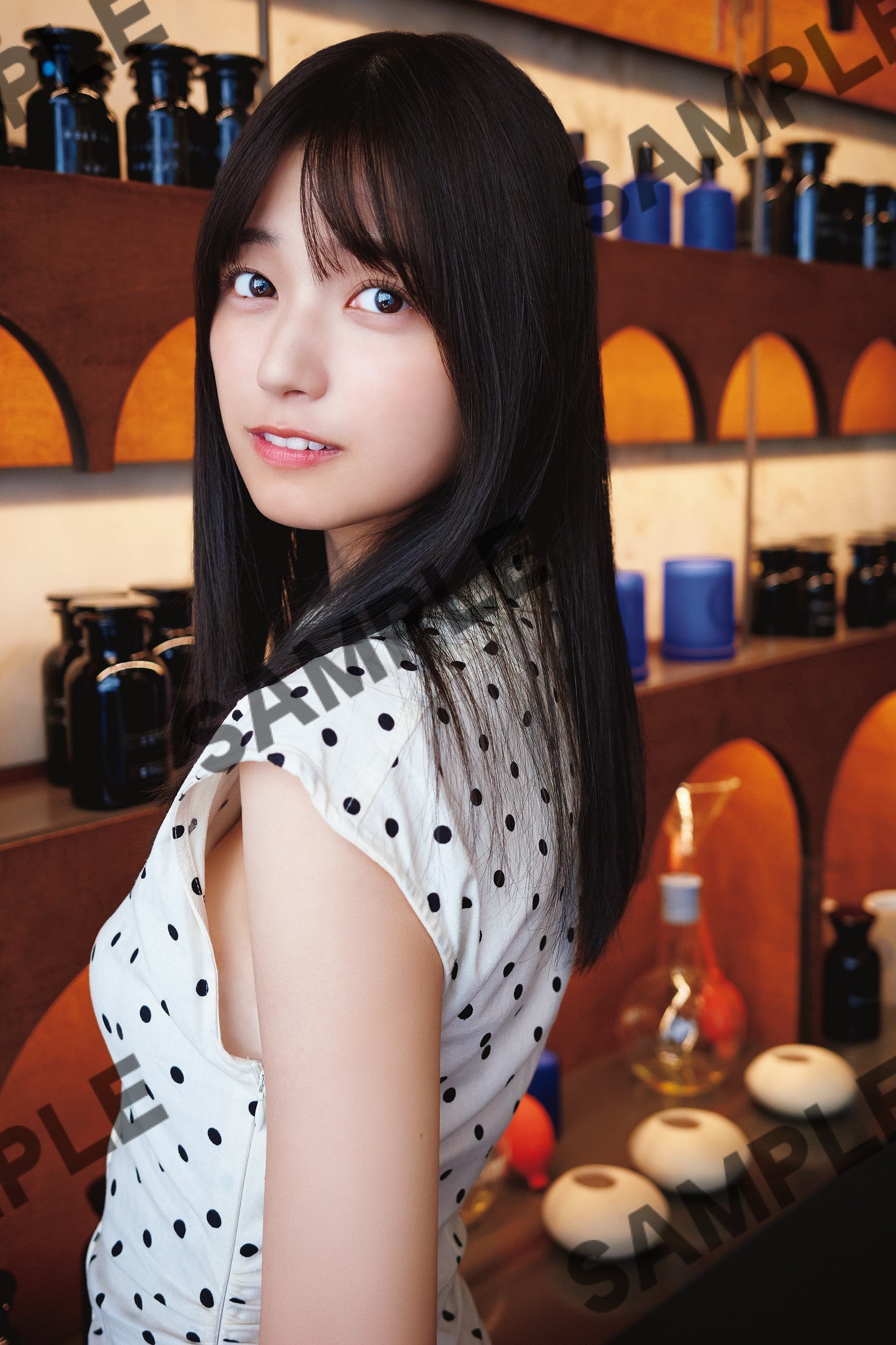 乃木坂46五百城茉央、ノースリーブワンピ姿で魅了 1st写真集封入特典