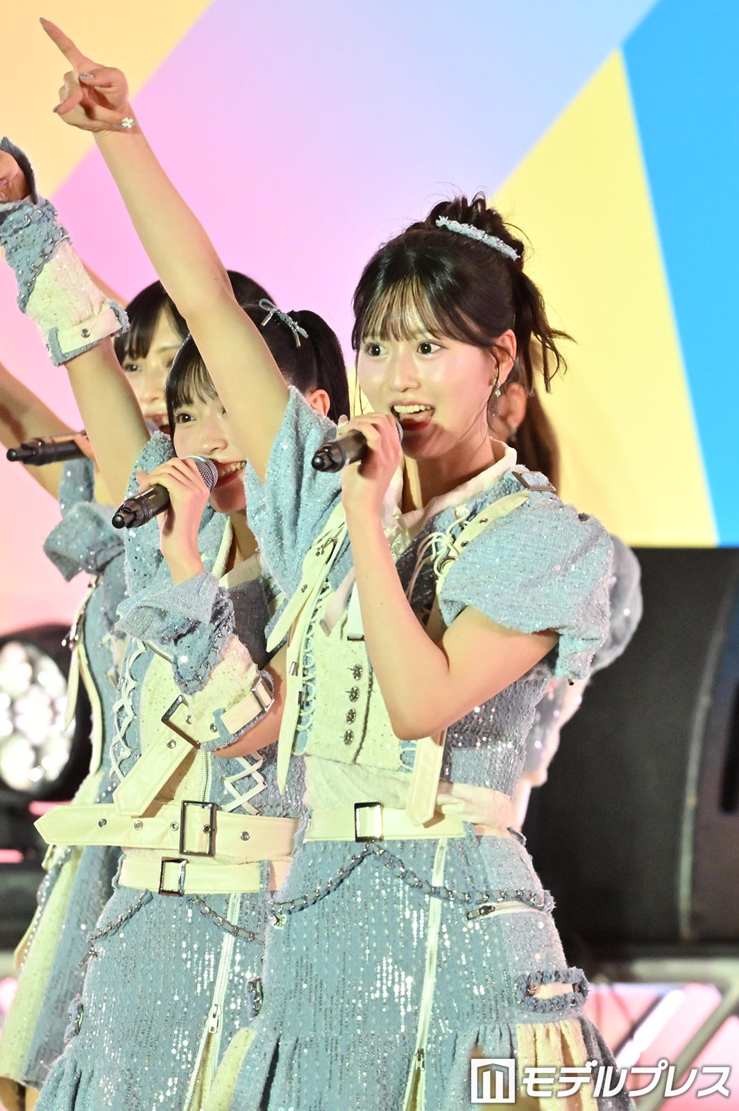 AKB48八木愛月、“超ミニ”板野友美ソロ曲衣装で圧巻スタイル披露「足が