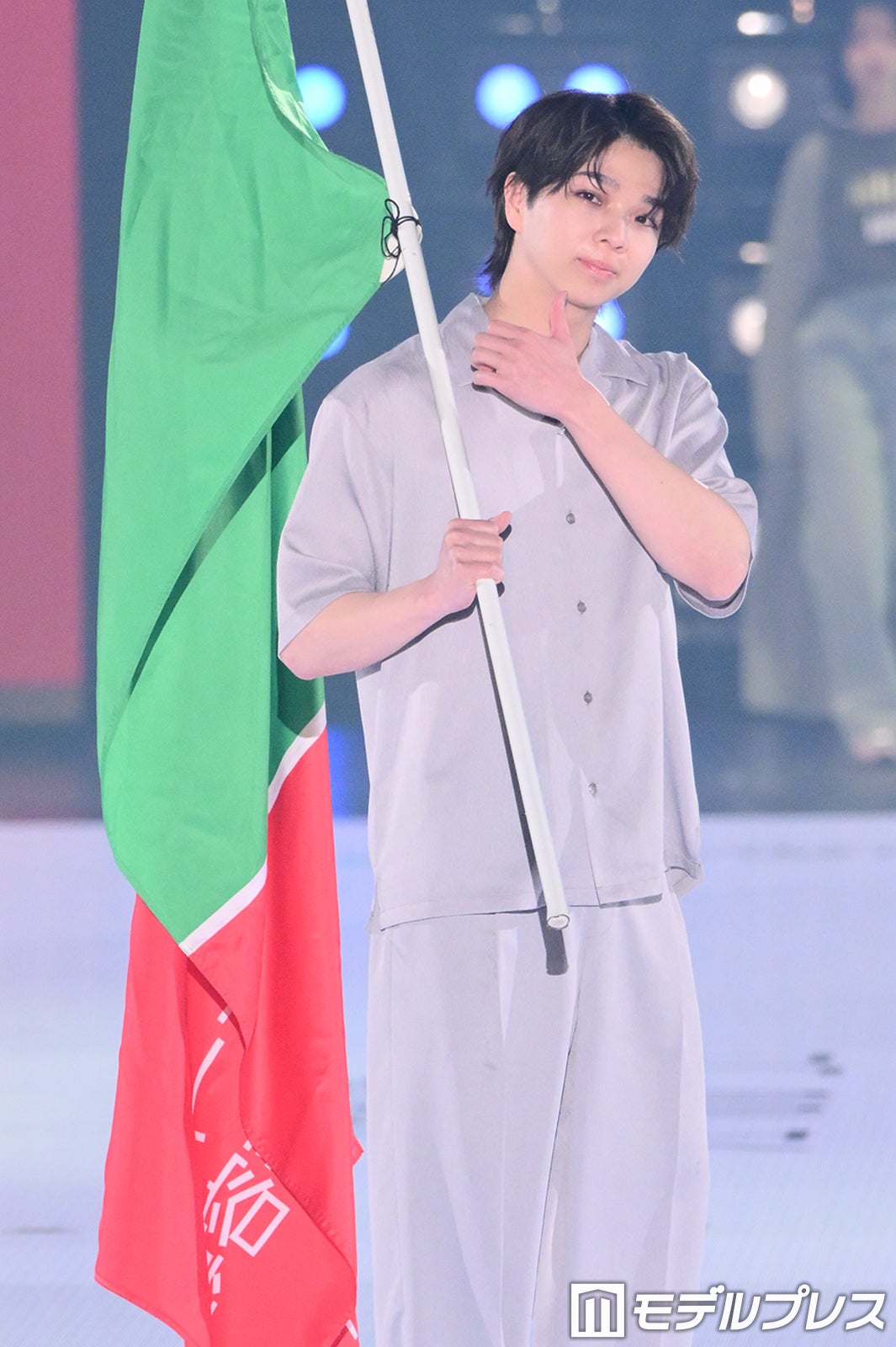 M!LK塩崎太智、グレーセットアップのシンプルスタイル ポーズで新曲