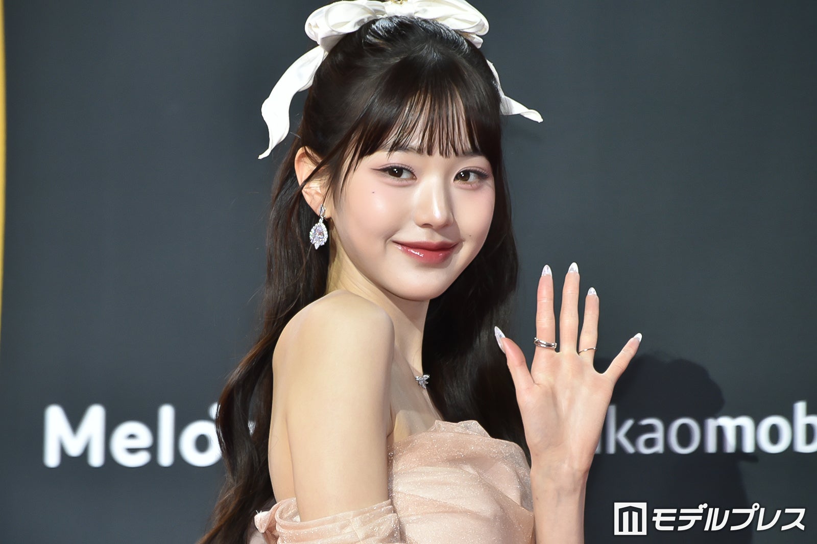 IVEウォニョン、美ボディライン際立つドレス姿に反響「息を呑む美しさ