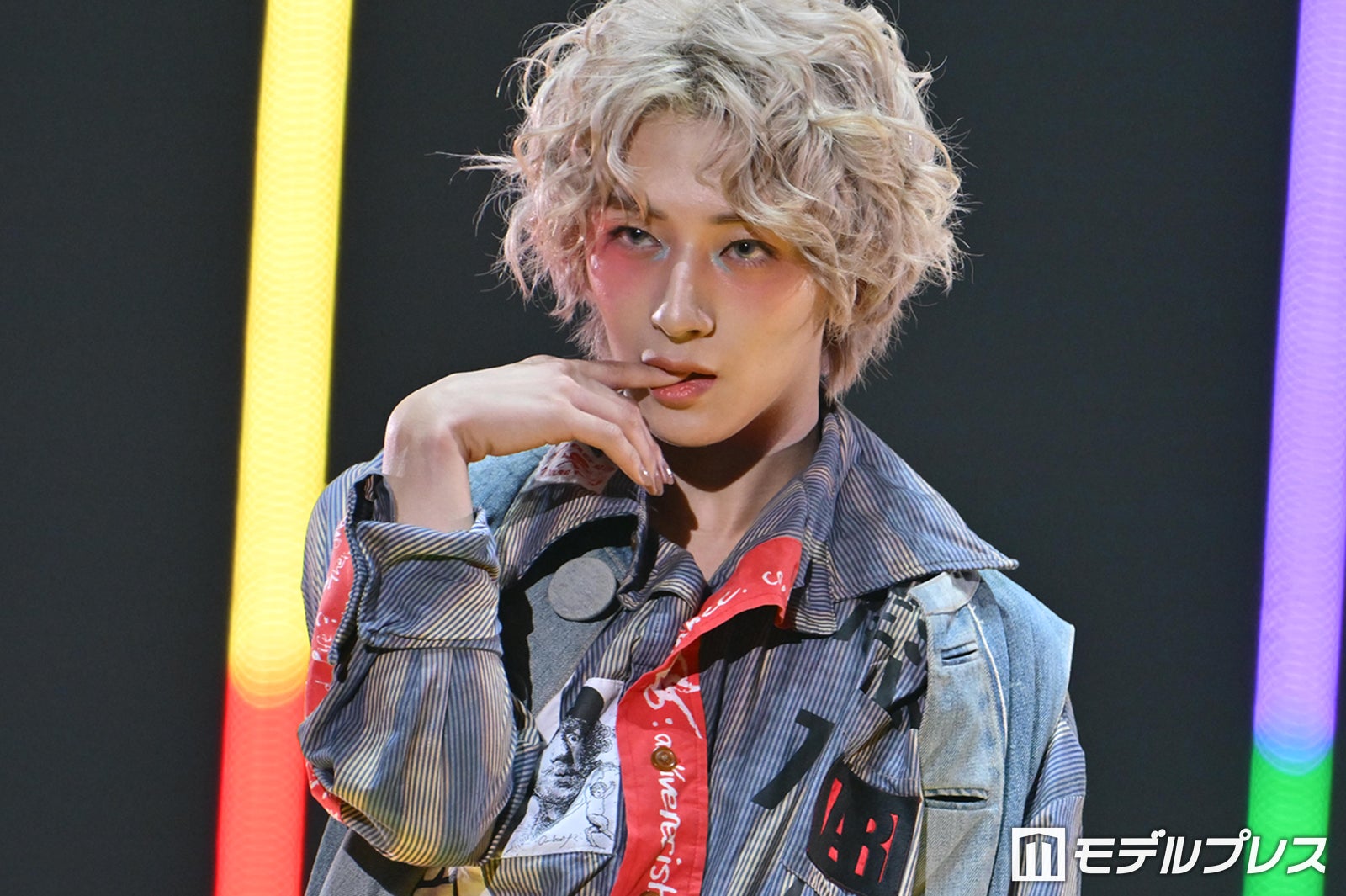 MAZZEL・NAOYA、派手メイク×金髪パーマが別人級 指噛む仕草で異彩