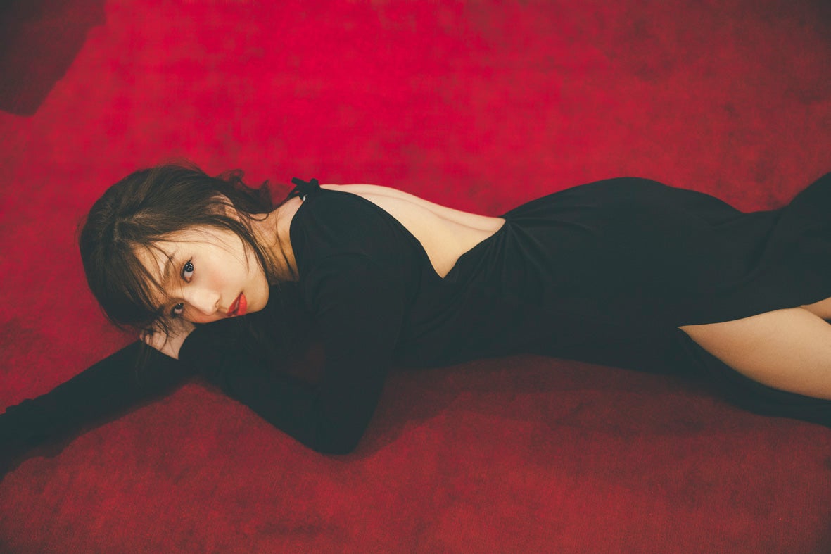 乃木坂46新内眞衣、グループ史上初「オリジナル音声番組」が2nd写真集