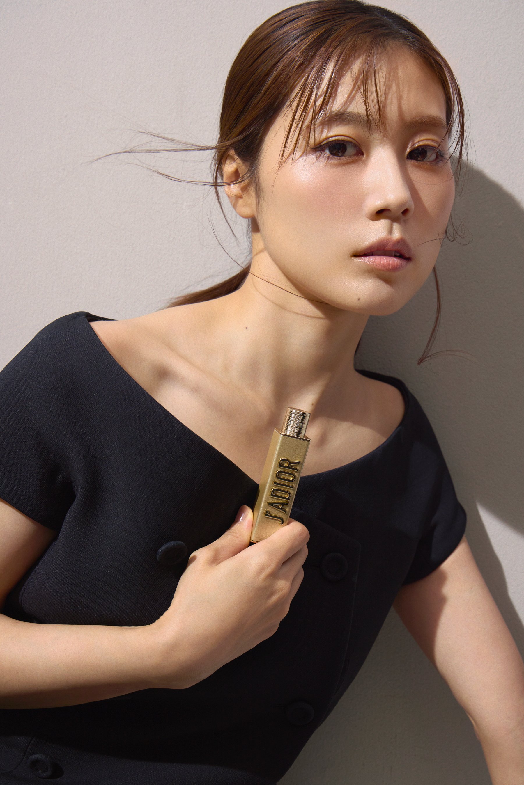 J'ADIOR with Kasumi Arimura “光り輝く香り”を有村架純が手にしたら