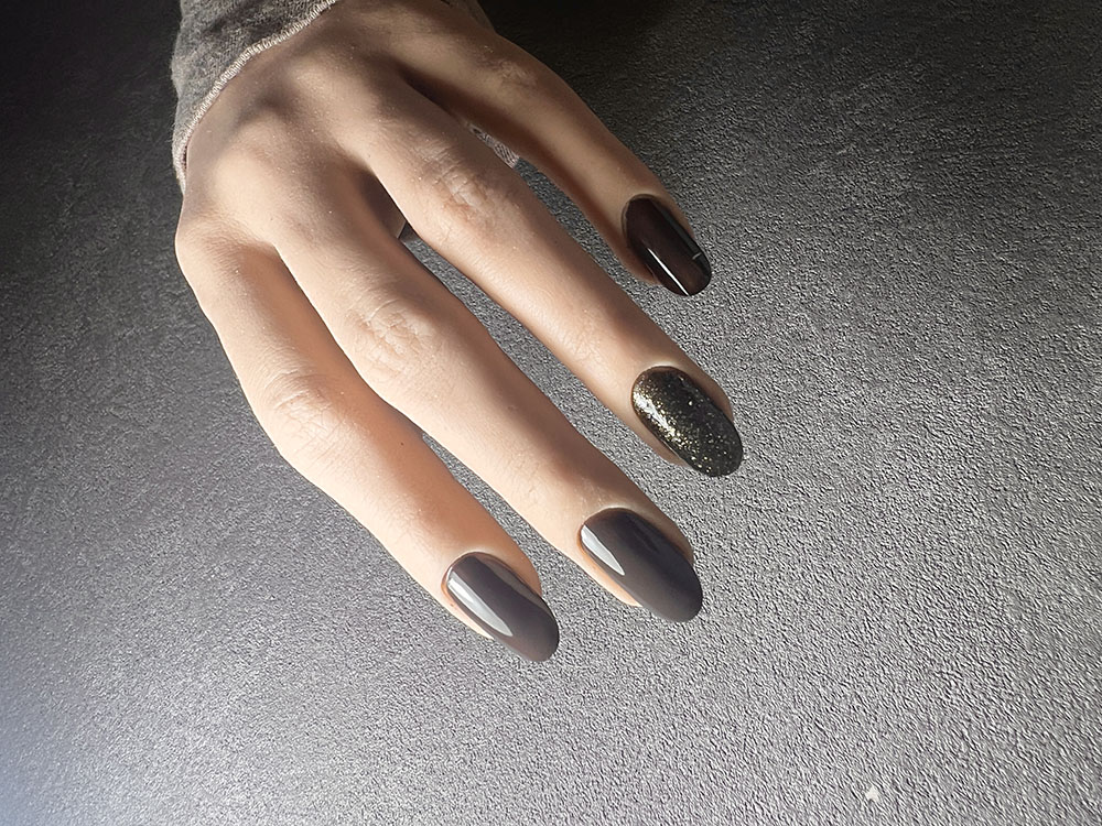 簡単に爪先が美しくなる！40・50代に◎な秋のネイルカラー | つやプラ