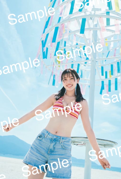 日向坂46佐々木美玲、カラフルな飾りと青空バックにニコッ | JOYSOUND