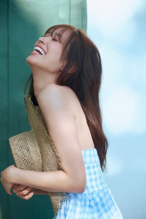 日向坂46佐々木久美の1st写真集先行カット第2弾、パステルブルーのベア