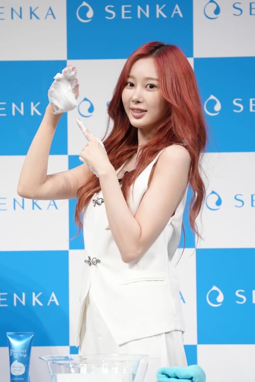 aespaジゼルが泡職人に、SENKA「パーフェクトホイップ」を報道陣の前で