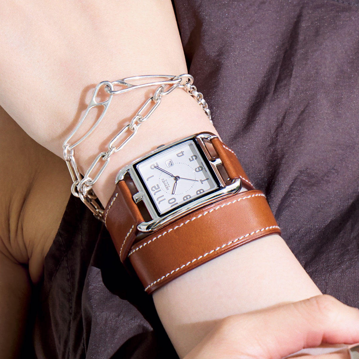 梅澤美波さん】エルメス『憧れウォッチ』が主役のリッチブラウンを纏う