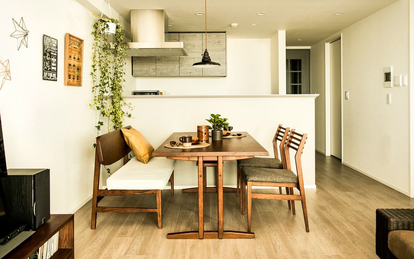 No.119 ダークブラウンのインテリアで統一、おしゃれな二人暮らし空間