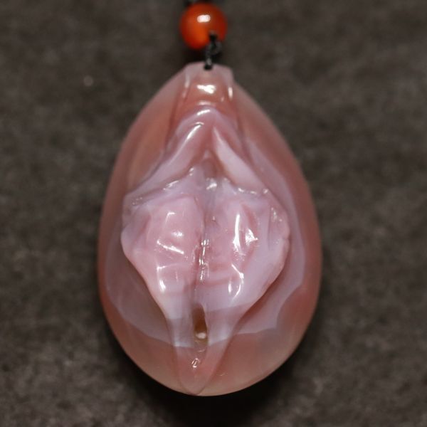 32 天然瑪瑙 メノウ彫 貴重半宝石 女陰 女性器 32g 提げ物 ヌード 湾曲