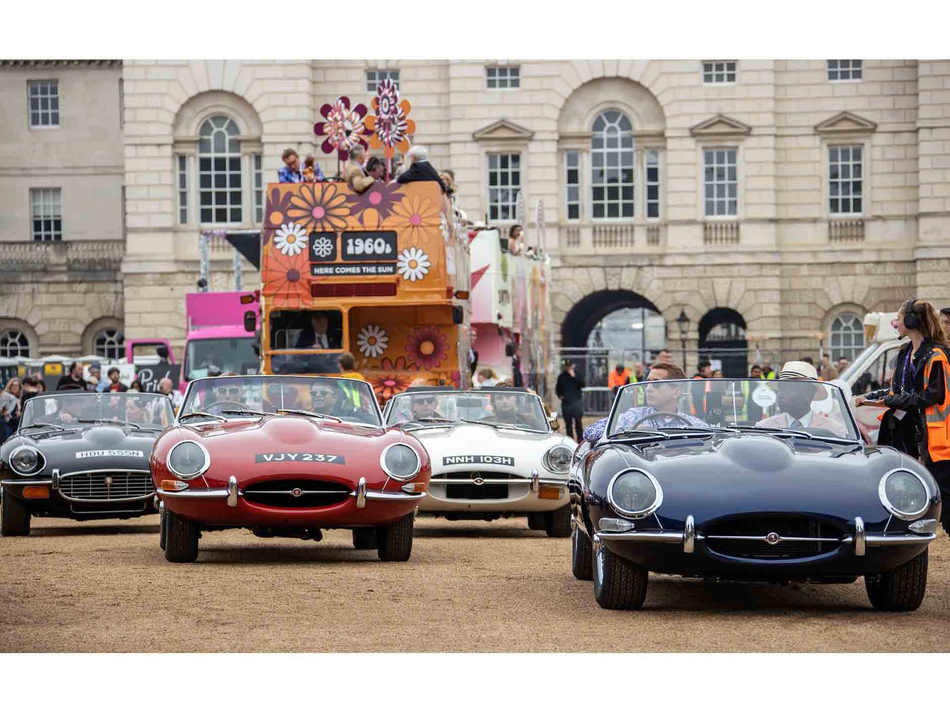 ジャガー・ランドローバー エリザベス女王2世の即位70周年祝う | 中古