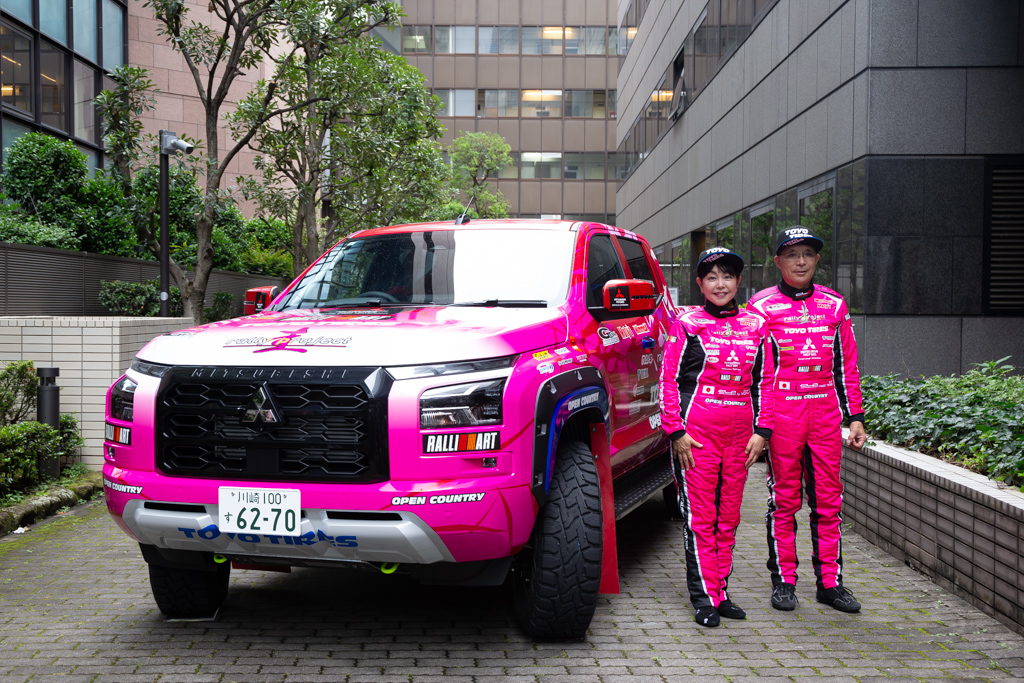 竹岡圭さんがピンクのトライトンでクロカンラリーに参戦！サポートは