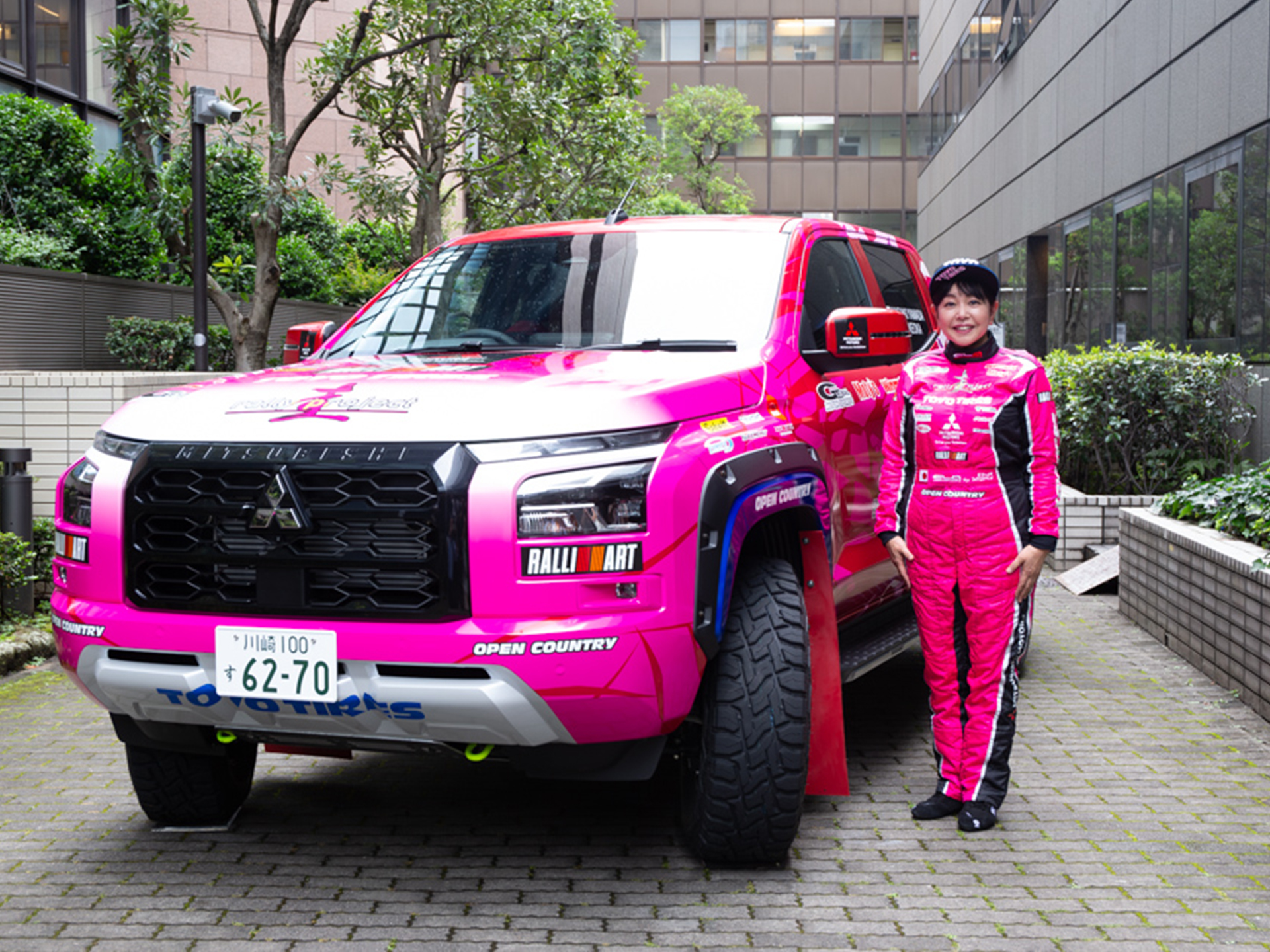 竹岡圭さんがピンクのトライトンでクロカンラリーに参戦！サポートは