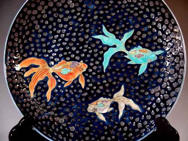 有田焼 陶芸家 藤井錦彩作】有田焼美術品 鉄釉金彩金魚絵飾り大皿 文字