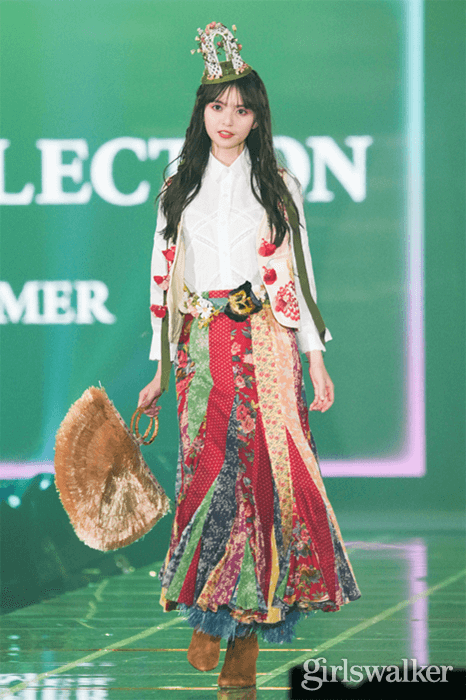 齋藤飛鳥、女神のような微笑みで登場♡神々しい美貌炸裂 - girlswalker