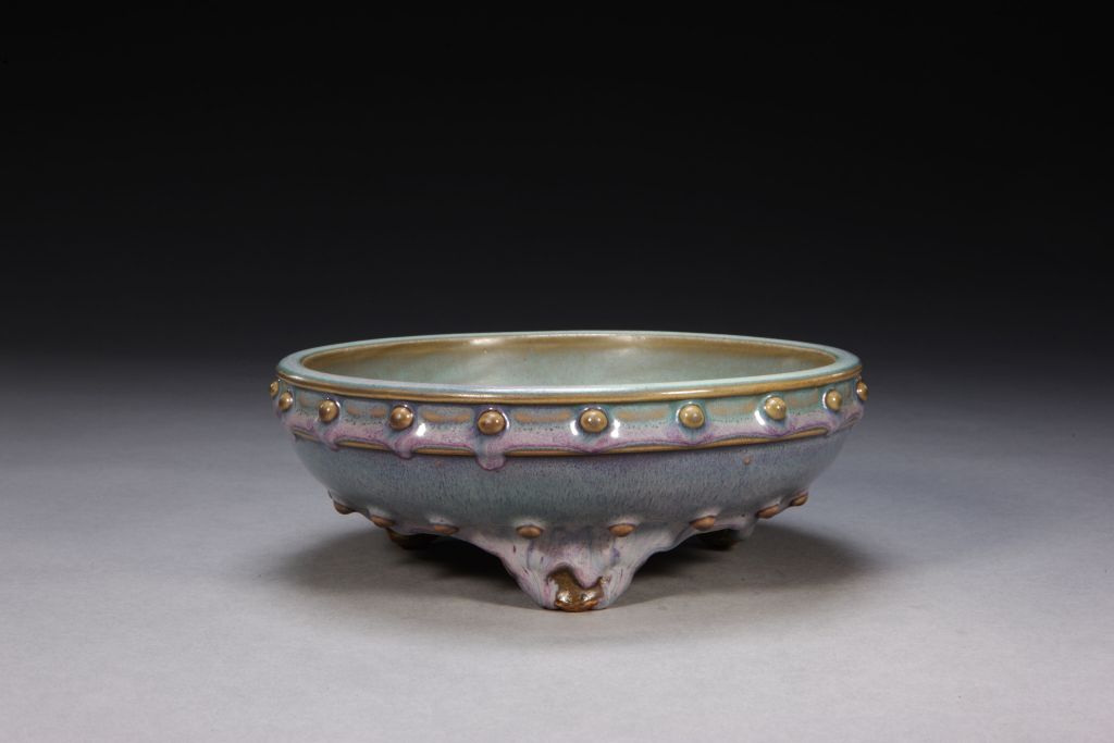 钧窑玫瑰紫釉鼓钉三足花盆托- 故宫博物院