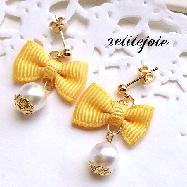 布リボン×パールのピアス＊イエローの通販 by petite joie