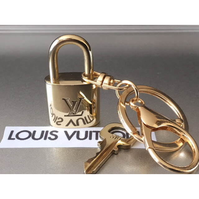 LOUIS VUITTON - ルイヴィトン 南京錠 鍵付き 車のキーホルダーや