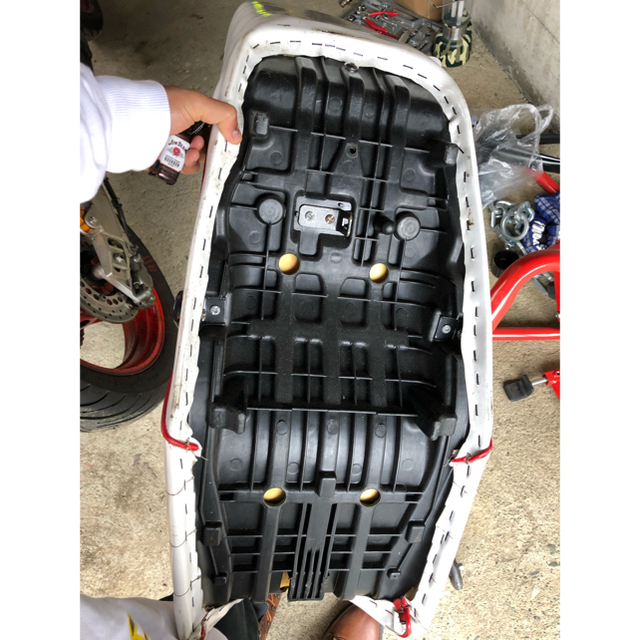 xjr400 三段シートのみ 約60センチ 白 赤 の通販 by chaser｜ラクマ