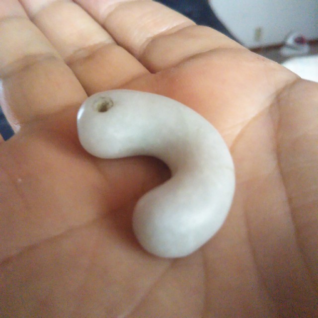 古墳期。本物の翡翠勾玉です。いい形です。なかなか出ない稀少勾玉です