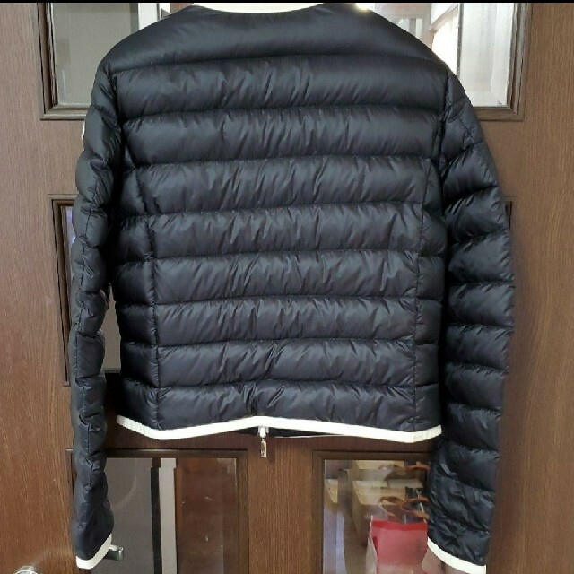 MONCLER - 稀少 MONCLER ノーカラーライトダウンジャケット ブラック 0