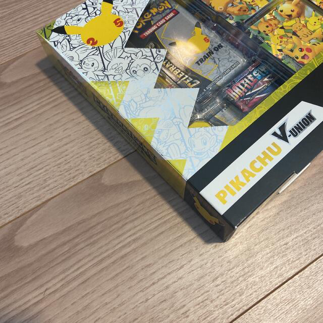 ポケモン - 新品 海外ポケモンカード ピカチュウVユニオンボックス 25